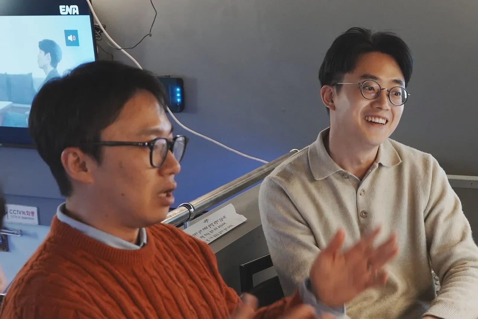 원투원 미팅으로 비즈니스를 나누는 멤버들